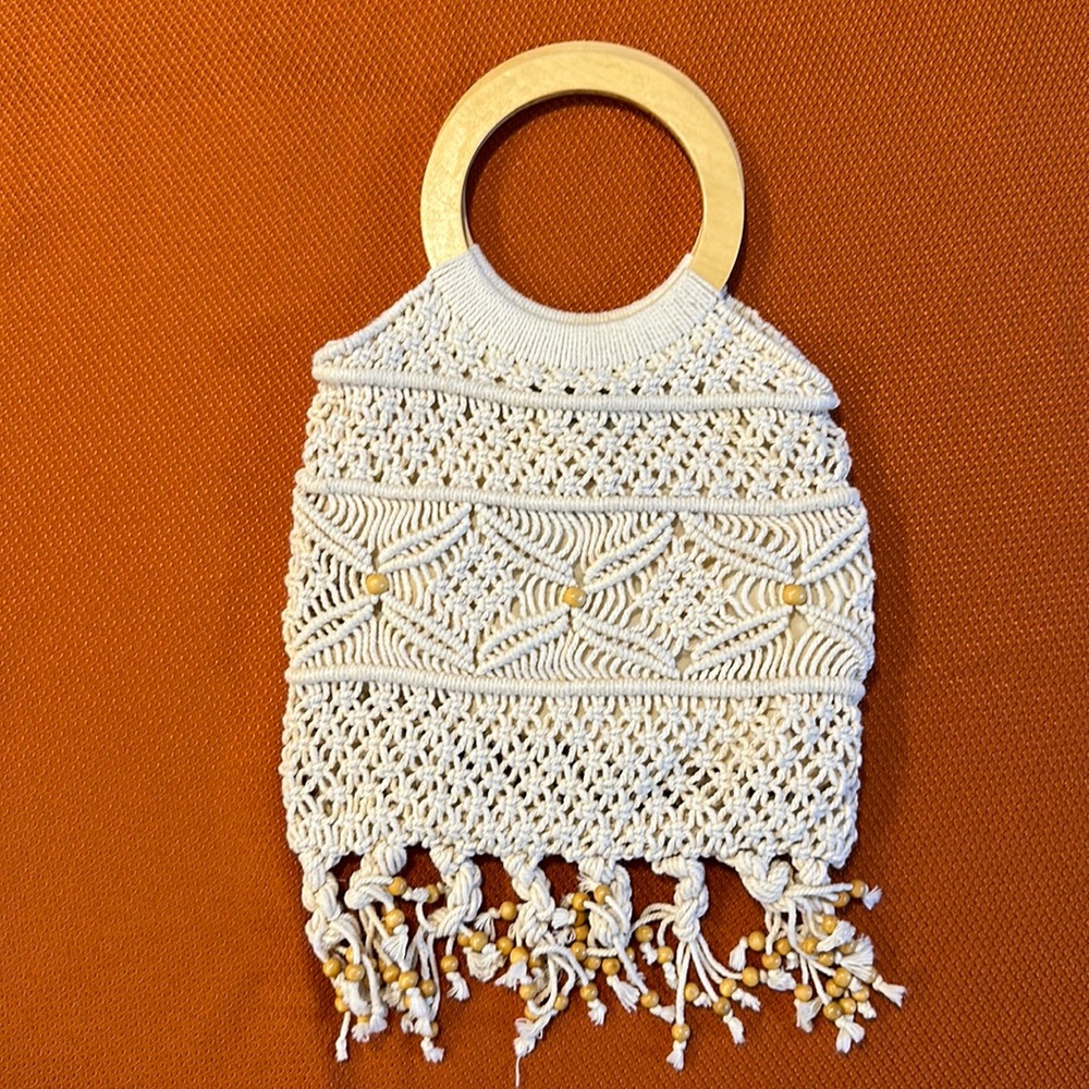 Crochet handbag with magnetic button closure